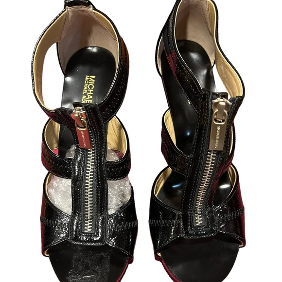 NEW Michael Kors Berkley T-Strap Dress Sandals Black Crinkle Patent  Size 7 1/2M - Picture 1 of 11